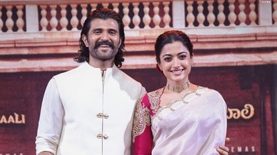 <p>డియర్ కామ్రేడ్ తర్వాత విజయ్- రష్మిక జంట కలిసి నటించిన ఈ రణబాలి టీజర్ అందరిని ఆకట్టుకుంది. కాగా ఈ సినిమా కోసం వీరిద్దరు కలిపి రూ. 30కోట్ల రెమ్యూనరేషన్ తీసుకున్నట్టు వార్తలు వినిపిస్తున్నాయి.</p> <p>డియర్ కామ్రేడ్ తర్వాత విజయ్- రష్మిక జంట కలిసి నటించిన ఈ రణబాలి టీజర్ అందరిని ఆకట్టుకుంది. కాగా ఈ సినిమా కోసం వీరిద్దరు కలిపి రూ. 30కోట్ల రెమ్యూనరేషన్ తీసుకున్నట్టు వార్తలు వినిపిస్తున్నాయి.</p>