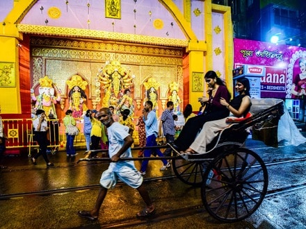পুজোয় বৃষ্টির ভ্রুকুটি! ষষ্ঠী-সপ্তমীতে ছাতা নিয়ে বেরোন, অষ্টমী থেকে দশমী মিলবে স্বস্তি?