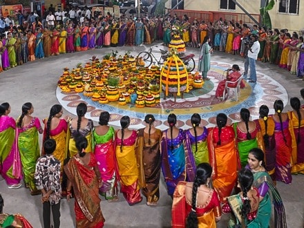 సద్దుల బతుకమ్మకు ఏ పూలు వాడాలి? గునుగు అలంకరణ చిట్కాలు, నప్పే రంగులు ఇవే