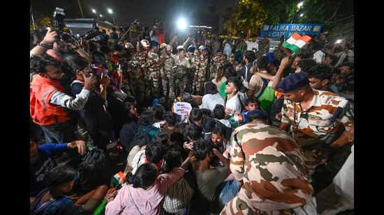 Students from the All India Students’ Association (AISA) and other student organisations detained by Delhi Police during the protest Tiranga march at Connaught Place on Friday. (Sanjeev Verma/Hindustan Times)