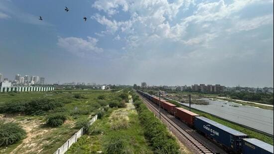 The change in air quality coincided with a dip in night-time temperatures. According to the India Meteorological Department (IMD), the minimum temperature fell by 3.7°C to 17.9°C, the lowest recorded in Gurugram so far this October. The maximum temperature stood at 28.9°C. (HT Photo)