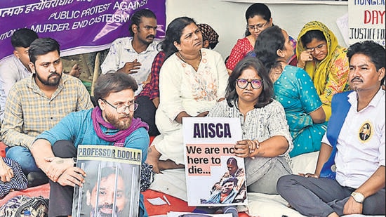 The deceased student’s parents have resumed their hunger strike at Azad Maidan, demanding justice for their son. (Anshuman Poyrekar/ HT Photo)