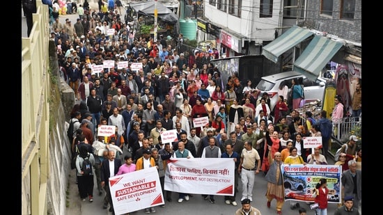 The protesters said the revised alignment could affect around 500 residential buildings, while the immediate damage reported so far had affected approximately 15 to 20 families. (Deepak Sansta/HT)