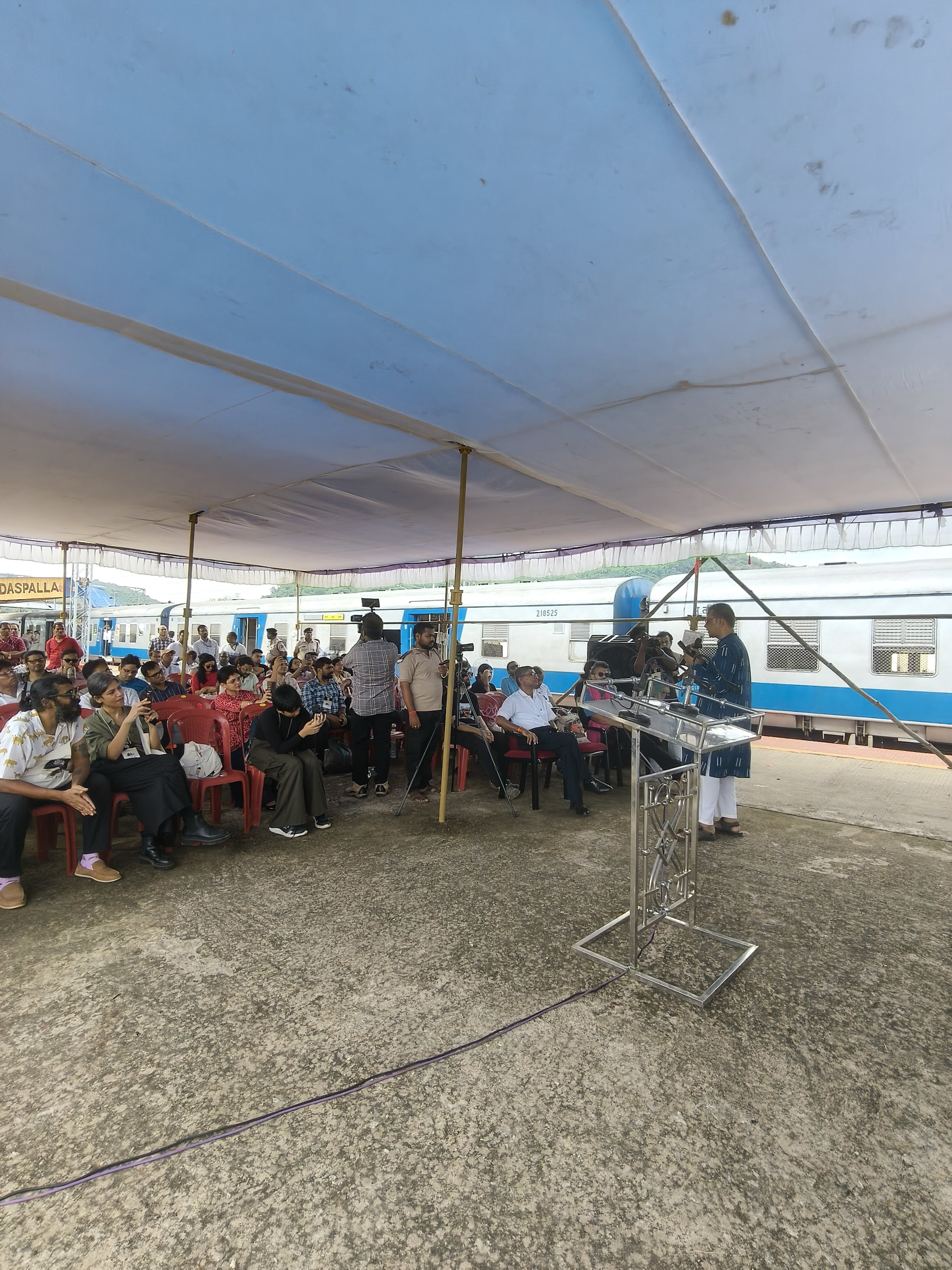 Poetry on the platform (Akankshya Abismruta) Poetry on the platform (Akankshya Abismruta)