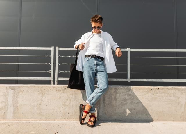 Men can’t walking in wearing open-toed sandals, even during peak Indian summer. Men can’t walking in wearing open-toed sandals, even during peak Indian summer.