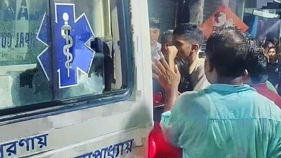 'আমি ওকে তুলতে পারিনি, আমি একা হয়ে গেলাম', চোরবাগানে স্ত্রী'কে হারিয়ে আর্তনাদ চাকদার ব্যক্তির (ANI Video Grab) 'আমি ওকে তুলতে পারিনি, আমি একা হয়ে গেলাম', চোরবাগানে স্ত্রী'কে হারিয়ে আর্তনাদ চাকদার ব্যক্তির (ANI Video Grab)