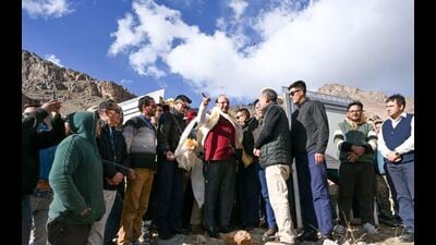 During the programme, Yourbaltak councillor Manzoor Hussain also submitted a memorandum to the LG. (HT Photo) During the programme, Yourbaltak councillor Manzoor Hussain also submitted a memorandum to the LG. (HT Photo)