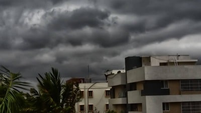 <p>ఇక తెలంగాణలో ఐదారు రోజుల పాటు వర్షాలు పడనున్నాయి. శనివారం హైదరాబాద్ తో పాటు పలు జిల్లాల్లో వర్షం కురిసింది. ఇవాళ కూడా చాలా జిల్లాల్లో వర్షాలు పడే సూచనలున్నాయి.</p> <p>ఇక తెలంగాణలో ఐదారు రోజుల పాటు వర్షాలు పడనున్నాయి. శనివారం హైదరాబాద్ తో పాటు పలు జిల్లాల్లో వర్షం కురిసింది. ఇవాళ కూడా చాలా జిల్లాల్లో వర్షాలు పడే సూచనలున్నాయి.</p>