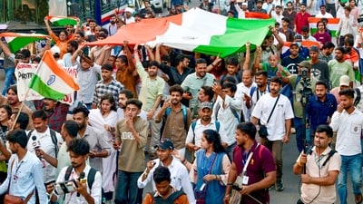 Protesters carried the Tricolour and raised slogans against the Chief Election Commissioner around Connaught Place, Mandi House and nearby roads. (HT) Protesters carried the Tricolour and raised slogans against the Chief Election Commissioner around Connaught Place, Mandi House and nearby roads. (HT)