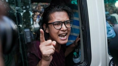 আইসা সভানেত্রী নেহা বোরাকে ছেড়ে দিল পুলিশ। (ছবি সৌজন্যে পিটিআই) আইসা সভানেত্রী নেহা বোরাকে ছেড়ে দিল পুলিশ। (ছবি সৌজন্যে পিটিআই)