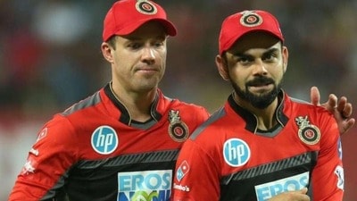 বিরাট কোহলিকে প্রাথমিকভাবে দেখে ‘অহংকারী ও দাম্ভিক’ মনে হত এবি ডি'ভিলিয়ার্সের। (ফাইল ছবি, সৌজন্যে Royal Challengers Bengaluru)