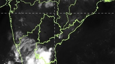 <p>తెలుగు రాష్ట్రాల్లో వాతావరణం మారింది. పలు ప్రాంతాల్లో వర్షాలు మొదలయ్యాయి. మరికొన్ని రోజులపాటు ఈ వర్షాలు కురిసే అవకాశం ఉందని వాతావరణశాఖ అంచనా వేసింది. వాతావరణంలో సంభవిస్తున్న మార్పుల వల్ల రెండు రాష్ట్రాల్లోనూ పలు చోట్ల ఉరుములు, మెరుపులు, పిడుగులతో పాటు గంటకు 30 నుంచి 40 కిలోమీటర్ల వేగంతో ఈదురుగాలులు వీచే అవకాశం ఉందని పేర్కొంది.</p> <p>తెలుగు రాష్ట్రాల్లో వాతావరణం మారింది. పలు ప్రాంతాల్లో వర్షాలు మొదలయ్యాయి. మరికొన్ని రోజులపాటు ఈ వర్షాలు కురిసే అవకాశం ఉందని వాతావరణశాఖ అంచనా వేసింది. వాతావరణంలో సంభవిస్తున్న మార్పుల వల్ల రెండు రాష్ట్రాల్లోనూ పలు చోట్ల ఉరుములు, మెరుపులు, పిడుగులతో పాటు గంటకు 30 నుంచి 40 కిలోమీటర్ల వేగంతో ఈదురుగాలులు వీచే అవకాశం ఉందని పేర్కొంది.</p>