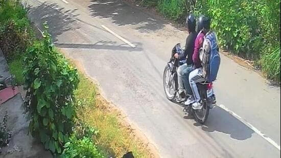 A CCTV grab of the suspects arriving at the victim’s house on Friday morning. (HT Photo)