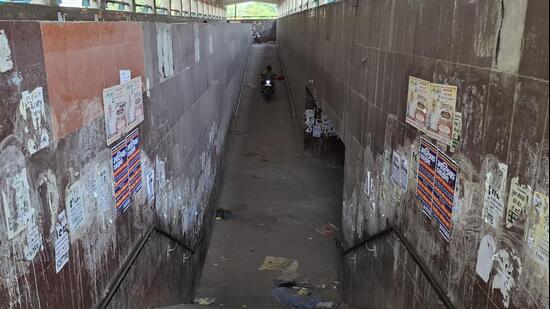 A view of a neglected subway on NH-48 near Anaj Mandi, marred by poor lighting, garbage and foul smells. (HT Photo)