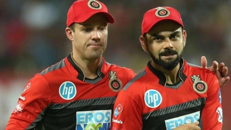 বিরাট কোহলিকে প্রাথমিকভাবে দেখে ‘অহংকারী ও দাম্ভিক’ মনে হত এবি ডি'ভিলিয়ার্সের। (ফাইল ছবি, সৌজন্যে Royal Challengers Bengaluru)