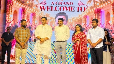 <p>ఈ సందర్భంగా వేగా జ్యువెలర్స్ మేనేజింగ్ డైరెక్టర్ నవీన్ వనమా మాట్లాడుతూ.. "నవరాత్రి అనేది కేవలం ఒక పండుగ మాత్రమే కాదు.. భక్తి, సాంప్రదాయం మరియు సమాజమంతా కలిసి జరుపుకొనే పవిత్రమైన వేడుక. విజయవాడ ప్రజల కళాభిరుచికి, సంస్కృతికి ప్రతీకగా నిలిచిన ఈ ఉత్సవాన్ని ఇంత పెద్ద ఎత్తున విజయవంతం చేసిన ప్రతి ఒక్కరికీ హృదయపూర్వక ధన్యవాదాలు," అని ఆనందం వ్యక్తం చేశారు.</p><p>అనంతరం సంస్థ ఎగ్జిక్యూటివ్ డైరెక్టర్ సుధాకర్ వనమా మాట్లాడుతూ.. భారతీయ సంస్కృతిని, సనాతన విలువలను భవిష్యత్ తరాలకు అందిస్తూ, నగర ప్రజలతో ఉన్న అనుబంధాన్ని మరింత బలోపేతం చేసుకోవడానికే ఈ వేడుకను ప్లాన్ చేశామని తెలిపారు. </p> <p>ఈ సందర్భంగా వేగా జ్యువెలర్స్ మేనేజింగ్ డైరెక్టర్ నవీన్ వనమా మాట్లాడుతూ.. "నవరాత్రి అనేది కేవలం ఒక పండుగ మాత్రమే కాదు.. భక్తి, సాంప్రదాయం మరియు సమాజమంతా కలిసి జరుపుకొనే పవిత్రమైన వేడుక. విజయవాడ ప్రజల కళాభిరుచికి, సంస్కృతికి ప్రతీకగా నిలిచిన ఈ ఉత్సవాన్ని ఇంత పెద్ద ఎత్తున విజయవంతం చేసిన ప్రతి ఒక్కరికీ హృదయపూర్వక ధన్యవాదాలు," అని ఆనందం వ్యక్తం చేశారు.</p><p>అనంతరం సంస్థ ఎగ్జిక్యూటివ్ డైరెక్టర్ సుధాకర్ వనమా మాట్లాడుతూ.. భారతీయ సంస్కృతిని, సనాతన విలువలను భవిష్యత్ తరాలకు అందిస్తూ, నగర ప్రజలతో ఉన్న అనుబంధాన్ని మరింత బలోపేతం చేసుకోవడానికే ఈ వేడుకను ప్లాన్ చేశామని తెలిపారు. </p>