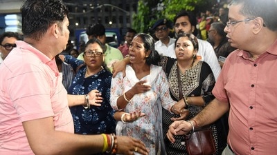 উত্তর কলকাতার চোরবাগান সর্বজনীন দুর্গাপুজোর মণ্ডপে পদপিষ্ট হওয়ার ঘটনায় অন্তত ১৯ জনের মৃত্যু হয়েছে। (Sudipta Banerjee ) উত্তর কলকাতার চোরবাগান সর্বজনীন দুর্গাপুজোর মণ্ডপে পদপিষ্ট হওয়ার ঘটনায় অন্তত ১৯ জনের মৃত্যু হয়েছে। (Sudipta Banerjee )