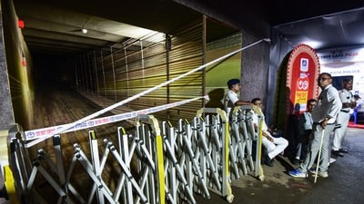 লালবাজারের নির্দেশিকা অনুযায়ী, চোরবাগান সর্বজনীন দুর্গাপুজোর মণ্ডপ সংলগ্ন একাধিক রাস্তায় জমায়েত করা যাবে না। (Debajyoti Chakraborty)