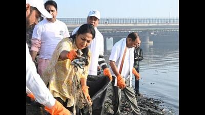 Chief minister Rekha Gupta participates in the cleanliness drive near ITO in New Delhi on Sunday. (Arvind Yadav/HT PHOTO)