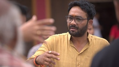 క్లాస్కి కామెడీ, మాస్కి యాక్షన్- తొలి సినిమాతోనే బ్లాక్ బస్టర్ కొట్టిన డైరెక్టర్ బాబీ శిష్యుడు జానకిరామ్ క్లాస్కి కామెడీ, మాస్కి యాక్షన్- తొలి సినిమాతోనే బ్లాక్ బస్టర్ కొట్టిన డైరెక్టర్ బాబీ శిష్యుడు జానకిరామ్