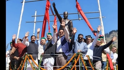 Himachal deputy chief minister Mukesh Agnihotri and Public works and urban development minister Vikramaditya Singh during the unveiling of a statue of former Himachal chief Minister Virbhadra Singh in Sarahan. (HT ) Himachal deputy chief minister Mukesh Agnihotri and Public works and urban development minister Vikramaditya Singh during the unveiling of a statue of former Himachal chief Minister Virbhadra Singh in Sarahan. (HT )