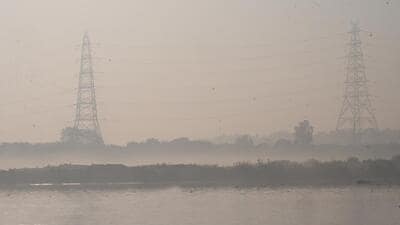 Officials attributed the rise in pollution levels to a lack of rain, slow wind speeds and localised emissions. (Arvind Yadav/HT Photo)
