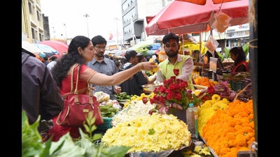 Traders expect demand to remain strong until Dussehra, with fresh arrivals in the coming days likely to determine whether prices ease. (FILE) Traders expect demand to remain strong until Dussehra, with fresh arrivals in the coming days likely to determine whether prices ease. (FILE)