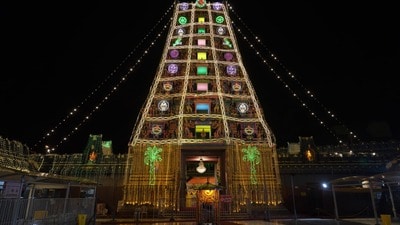 <p>ప్రసిద్ధ పుణ్యక్షేత్రం విజయవాడ ఇంద్రకీలాద్రిపై దసరా శరన్నవరాత్రి మహోత్సవాలు అత్యంత వైభవోపేతంగా, ఆధ్యాత్మిక శోభతో కొనసాగుతున్నాయి. ఉత్సవాల్లో భాగంగా భక్తుల కొంగుబంగారమైన శ్రీ కనకదుర్గమ్మ అమ్మవారు భక్తులకు అత్యంత మహిమాన్వితమైన 'శ్రీదుర్గా దేవి' అలంకారంలో దర్శనమిస్తున్నారు.</p><p> </p> <p>ప్రసిద్ధ పుణ్యక్షేత్రం విజయవాడ ఇంద్రకీలాద్రిపై దసరా శరన్నవరాత్రి మహోత్సవాలు అత్యంత వైభవోపేతంగా, ఆధ్యాత్మిక శోభతో కొనసాగుతున్నాయి. ఉత్సవాల్లో భాగంగా భక్తుల కొంగుబంగారమైన శ్రీ కనకదుర్గమ్మ అమ్మవారు భక్తులకు అత్యంత మహిమాన్వితమైన 'శ్రీదుర్గా దేవి' అలంకారంలో దర్శనమిస్తున్నారు.</p><p> </p>