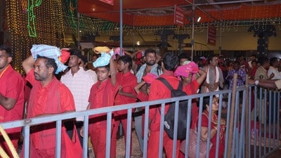 <p>అమ్మవారి దర్శనం కోసం ఉదయం నుంచే క్యూలైన్లలో భక్తులు కిక్కిరిసిపోయారు. 'జై భవానీ.. జై జై భవానీ', 'దుర్గామాతా కీ జై' అనే స్మరణలతో ఇంద్రకీలాద్రి గిరిప్రదక్షిణ మార్గాలు, క్యూ కాంప్లెక్స్లు మారుమోగిపోతున్నాయి.</p> <p>అమ్మవారి దర్శనం కోసం ఉదయం నుంచే క్యూలైన్లలో భక్తులు కిక్కిరిసిపోయారు. 'జై భవానీ.. జై జై భవానీ', 'దుర్గామాతా కీ జై' అనే స్మరణలతో ఇంద్రకీలాద్రి గిరిప్రదక్షిణ మార్గాలు, క్యూ కాంప్లెక్స్లు మారుమోగిపోతున్నాయి.</p>