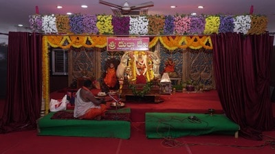 <p>అష్టభుజాలతో (ఎనిమిది చేతులతో) వివిధ దివ్య ఆయుధాలను ధరించి, సింహవాహనంపై ఆశీనురాలైన దుర్గాదేవి అలంకారాన్ని దర్శించుకుంటే సకల భయాలు తొలగిపోతాయని అర్చకులు వెల్లడించారు. భక్తుల జీవితాల్లోని సకల విఘ్నాలను, గ్రహదోషాలను, శత్రుపీడలను అమ్మవారు తన దివ్యమైన కటాక్షంతో సమూలంగా నివారిస్తుందని భక్తుల బలమైన నమ్మకం.</p> <p>అష్టభుజాలతో (ఎనిమిది చేతులతో) వివిధ దివ్య ఆయుధాలను ధరించి, సింహవాహనంపై ఆశీనురాలైన దుర్గాదేవి అలంకారాన్ని దర్శించుకుంటే సకల భయాలు తొలగిపోతాయని అర్చకులు వెల్లడించారు. భక్తుల జీవితాల్లోని సకల విఘ్నాలను, గ్రహదోషాలను, శత్రుపీడలను అమ్మవారు తన దివ్యమైన కటాక్షంతో సమూలంగా నివారిస్తుందని భక్తుల బలమైన నమ్మకం.</p>