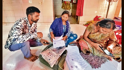 While the east Delhi camps saw relatively low turnout, around 30 people visited the camp in Pillanji Village, Sarojini Nagar, over two hours. (HT PHOTO) While the east Delhi camps saw relatively low turnout, around 30 people visited the camp in Pillanji Village, Sarojini Nagar, over two hours. (HT PHOTO)