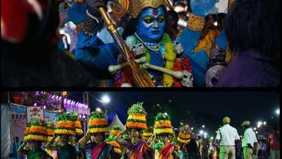 <p>ఒకరికొకరు సద్దుల వాయినాలు ఇచ్చిపుచ్చుకుంటూ శుభాకాంక్షలు తెలుపుకున్నారు. హైదరాబాద్ ట్యాంక్‌బండ్‌పై ప్రభుత్వం ఘనంగా బతుకమ్మ వేడుకను నిర్వహించింది.</p> 