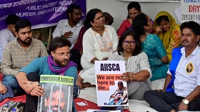 Protests against the alleged death by suicide of the IIT-Bombay student, at Azad Maidan in Mumbai. (Anshuman Poyrekar/HT Photo)