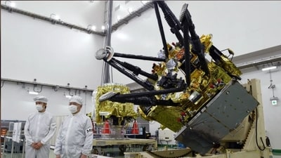 The Japan Aerospace Exploration Agency unveils a spacecraft for its Martian Moons eXploration mission at the Tanegashima Space Center in Minamitane, southwestern Japan, Aug. 13, 2026. ( Yuika Kawazoe/Kyodo News via AP) The Japan Aerospace Exploration Agency unveils a spacecraft for its Martian Moons eXploration mission at the Tanegashima Space Center in Minamitane, southwestern Japan, Aug. 13, 2026. ( Yuika Kawazoe/Kyodo News via AP)