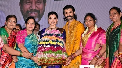 <p>సాంప్రదాయ పాటలు, కోలాటాల చప్పుళ్లు తెలంగాణ నలుమూలలా మారుమోగాయి. వేడుకల అనంతరం శోభాయాత్రగా తరలివెళ్లి సమీపంలోని చెరువులు, వాగులు, కాలువలలో బతుకమ్మలను భక్తిశ్రద్ధలతో సాగనంపారు.</p> 