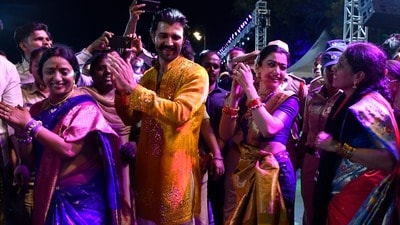 <p>ఆదివారం ఉదయం నుంచే ఇళ్లలో గునుగు, తంగేడు, చామంతి, గులాబీ, కట్ల వంటి వైవిధ్యమైన పూలతో బతుకమ్మలను ఆకర్షణీయంగా పేర్చారు. సాయంత్రం వేళకు మహిళలు, యువతులు, చిన్నారులు సాంప్రదాయ పట్టువస్త్రాలు ధరించి బతుకమ్మలను స్థానిక ఆలయ ప్రాంగణాలు, ప్రధాన కూడళ్ల వద్ద ఉంచి చుట్టూ తిరుగుతూ జానపద పాటలతో అలరించారు.</p> 