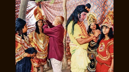 Artistes getting ready for a performance in the Jawahar Nagar Camp area, Ludhiana, on Sunday. (HT Photo)