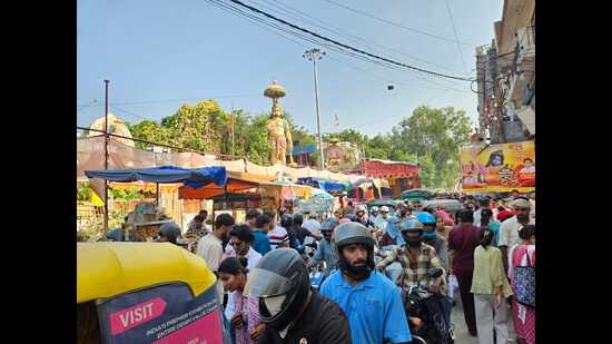 During the spot check on Sunday afternoon, cars, buses and autorickshaws were caught in traffic jams stretching at least a kilometre before the market