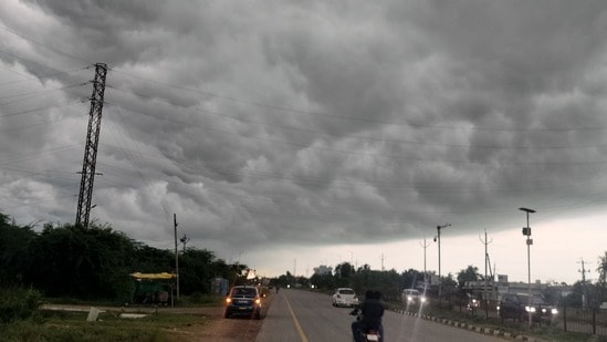 తెలుగు రాష్ట్రాల్లో ద్రోణి ప్రభావం