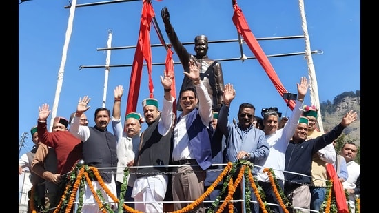 Himachal deputy chief minister Mukesh Agnihotri and Public works and urban development minister Vikramaditya Singh during the unveiling of a statue of former Himachal chief Minister Virbhadra Singh in Sarahan. (HT )