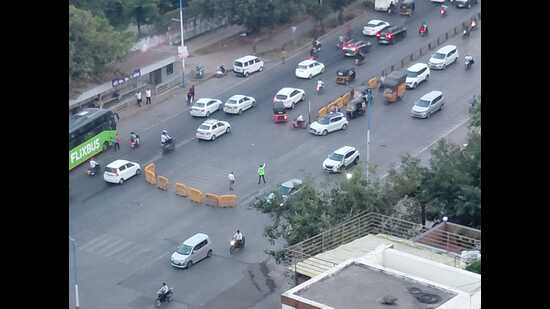 Parking will be prohibited on both sides of the road from Wonder City Society to Katraj bypass junction. (HT)