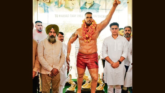 Punjab Pradesh Congress Committee (PPCC) president Pargat Singh and state party in-charge Sachin Pilot on Sunday visited families affected by gangster violence and drugs in Nakodar and Shahkot in Jalandhar, and Hoshiarpur, questioning law enforcement agencies and claiming that a nexus between gangsters, drug peddlers, and a section of the police has endangered public safety. (Ht Photo)