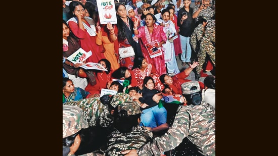 They were released within a few hours and no case has been lodged yet. (Ishant Chauhan/Hindustan Times)