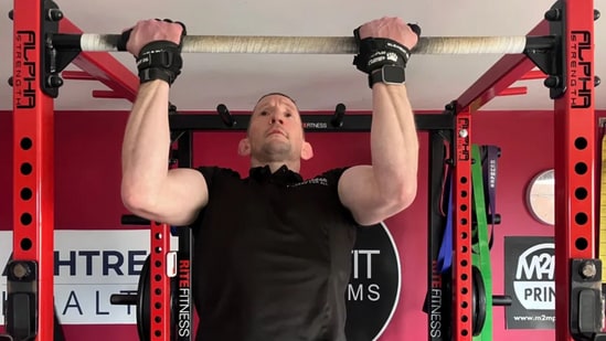 Damien Rooney breaks the Guinness World Record for weighted chin-ups. (BBC)