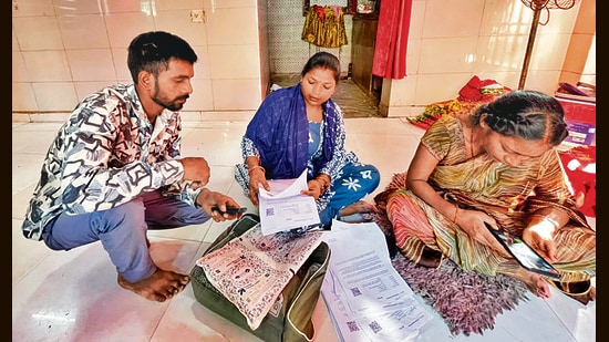 While the east Delhi camps saw relatively low turnout, around 30 people visited the camp in Pillanji Village, Sarojini Nagar, over two hours. (HT PHOTO)