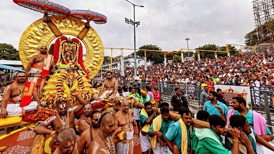 సూర్యప్రభ వాహనంపై తిరుమాడ వీధుల్లో శ్రీ మలయప్పస్వామి
