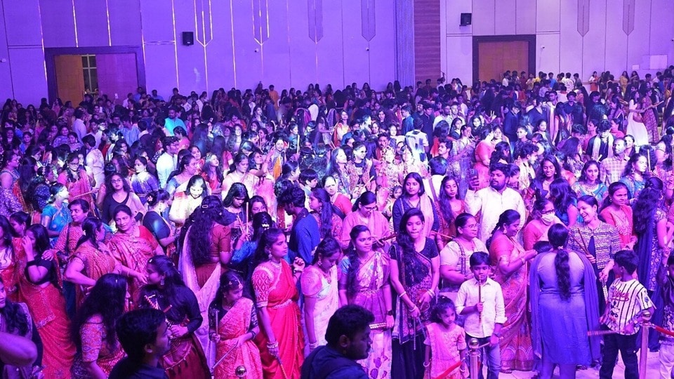 <p>వేడుకలో బిగ్ బాస్ ఫేమ్, ప్రముఖ కొరియోగ్రాఫర్ ఉదయ్ మాస్టర్ అండ్ టీమ్ సమర్పించిన నృత్య ప్రదర్శనలు ప్రేక్షకులను విశేషంగా ఆకట్టుకున్నాయి. ఒకవైపు పంజాబీ ధోల్ వాయిద్యాల నాదం, మరోవైపు ట్రెండీ డీజే పాటల సంగీత హోరు కలిసి కన్వెన్షన్ హాల్‌ను డ్యాన్స్ ఫ్లోర్‌గా మార్చేసాయి. సాంప్రదాయ పట్టు వస్త్రాలు, వర్ణశోభితమైన దుస్తులు ధరించిన నగరవాసులు డీజే బీట్లకు అనుగుణంగా దాండియా రాడ్లు పట్టుకుని ఉత్సాహంగా నృత్యాలు చేశారు.</p><p> </p>
