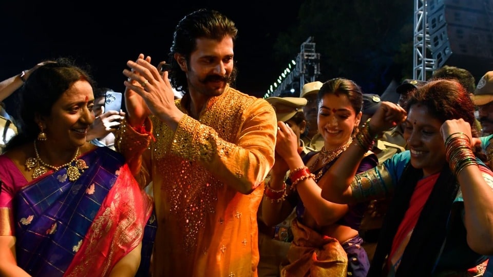 <p>పల్లెల నుంచి పట్టణాల వరకు ప్రతి వీధి, ప్రతి కూడలి రంగురంగుల ప్రకృతి పూలతో, మహిళల ఉత్సాహపూరిత ఆటపాటలతో హోరెత్తింది.</p>