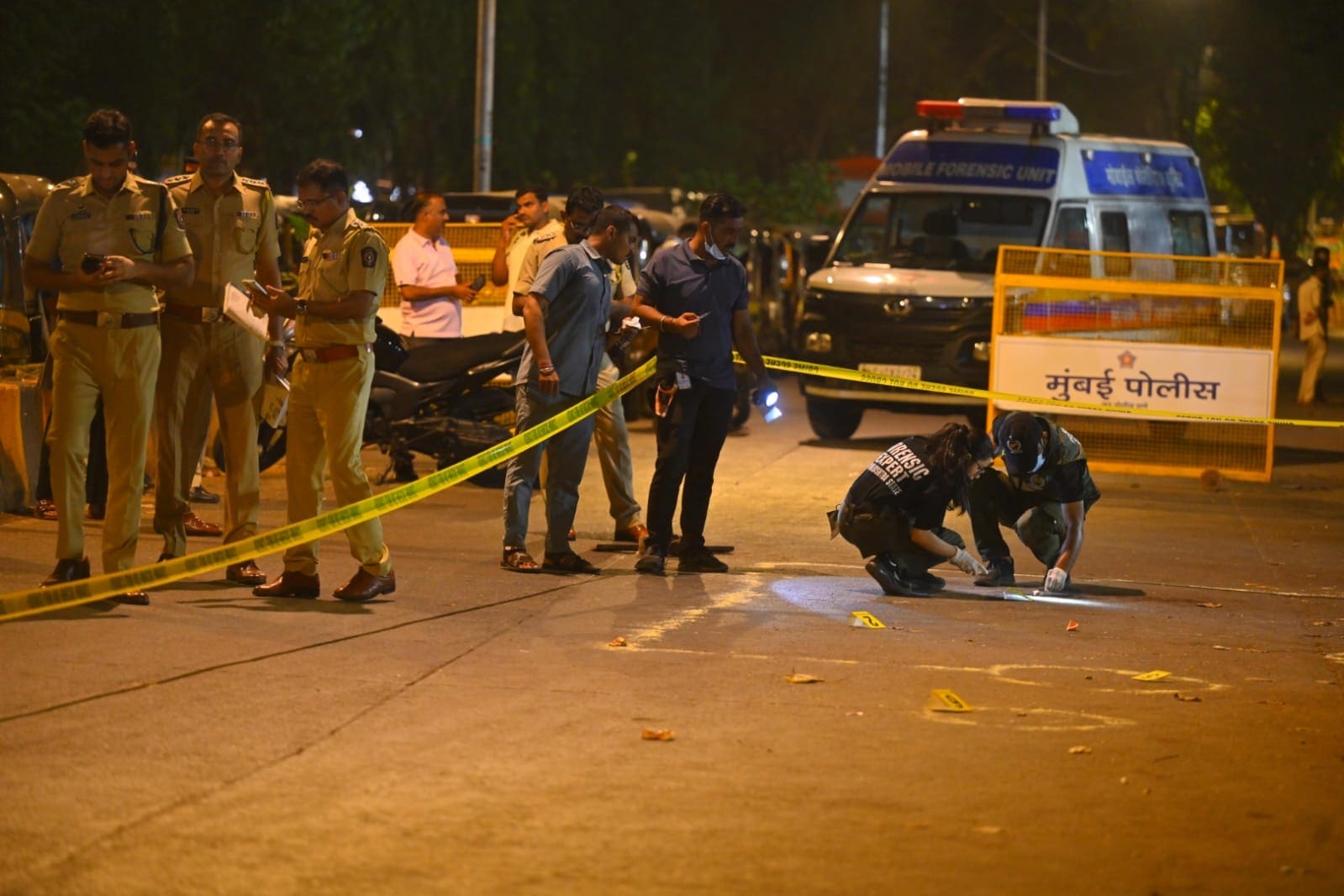 Investigating teams at the crime scene collecting evidence after actor Tiger Shroff was attacked in Mumbai's Juhu. (Satish Bate/HT Photos)