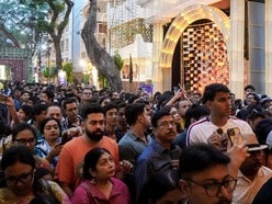 রাত যত বাড়ছে, ততই বাড়ছে ঠাকুর দেখার ভিড়।